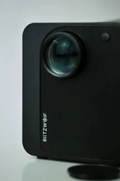 Blitzwolf便携式投影机在白色背景下与遥控器隔离的照片 — 图库照片