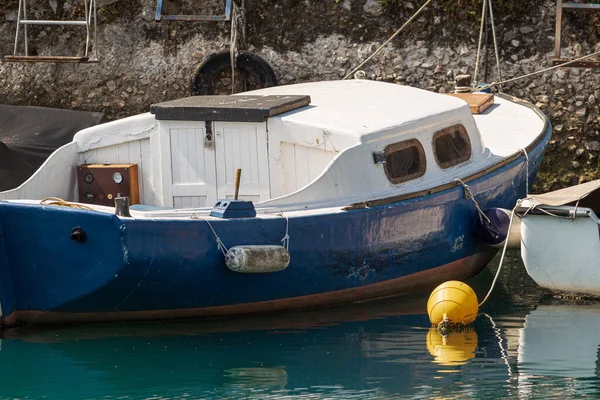 Una Vecchia Barca Intemperie Sul Porto Croazia — Foto Stock