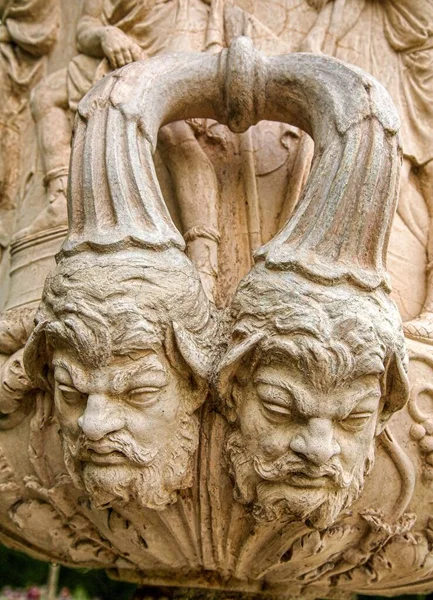 Függőleges Közelkép Két Fej Szerkezet Művészeti Szobrok Notredame Katedrális Párizsban — Stock Fotó