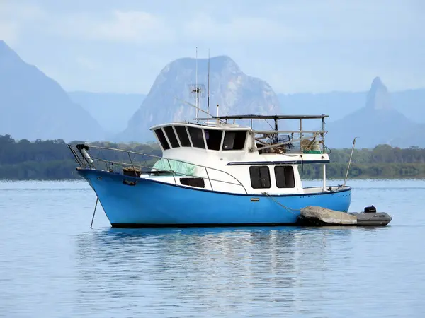 Yacht Sea Background Mountains — Stock Photo, Image