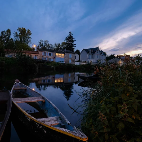 Eine Nahaufnahme Von Gebäuden Mit Einem See Und Einem Boot — Stockfoto