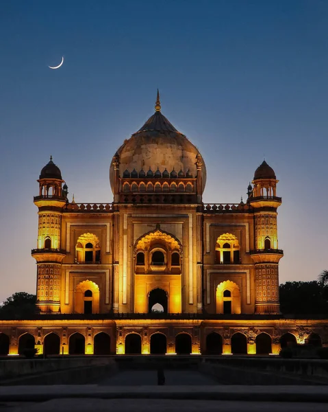 Gorgeous Vertical Shot Safdarjung Tomb Glowing Crescent Moon Blue Pink — Stock Photo, Image