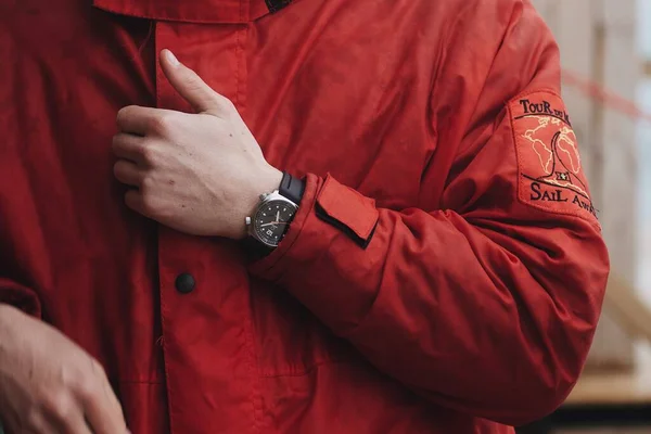 Detalhe Homem Usando Uma Jaqueta Vermelha Relógio Preto — Fotografia de Stock