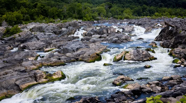 Μια Γραφική Εικόνα Ενός Ποταμού Που Περνά Μέσα Από Πέτρες — Φωτογραφία Αρχείου