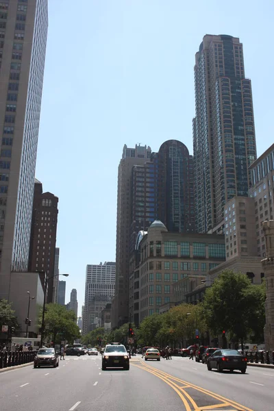 Ένα Κάθετο Πλάνο Της Κυκλοφορίας Ενάντια Στους Ουρανοξύστες Στο Σικάγο — Φωτογραφία Αρχείου