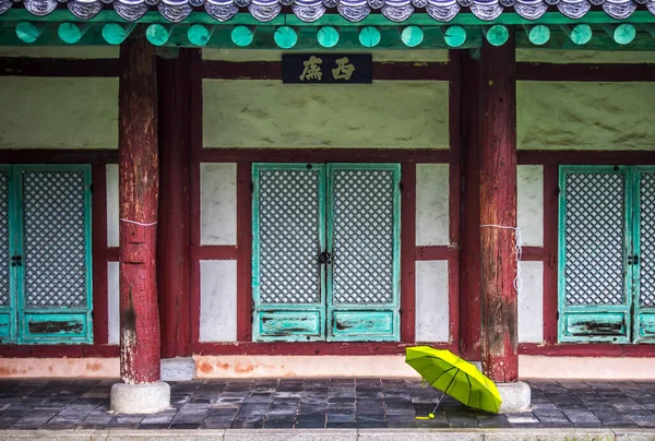 Detailní Záběr Žlutého Deštníku Před Starým Měšťanským Domem Vesnici Jeonju — Stock fotografie