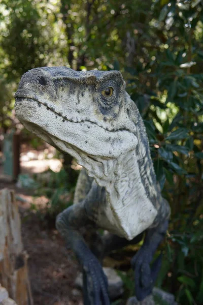 Primer Plano Una Escultura Dinosaurio Jardín Botánico — Foto de Stock