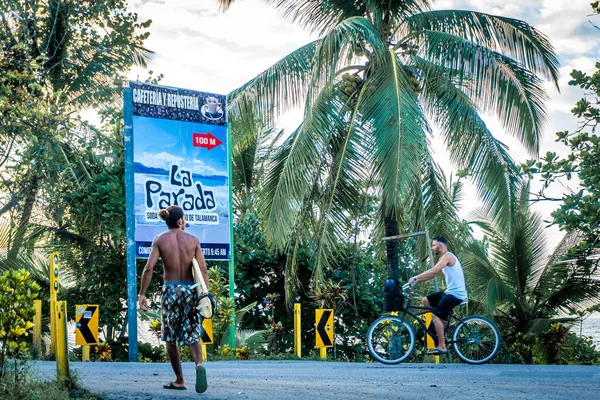 Een Shot Van Mensen Wandelen Fietsen Straat Tegen Palmbomen Costa — Stockfoto