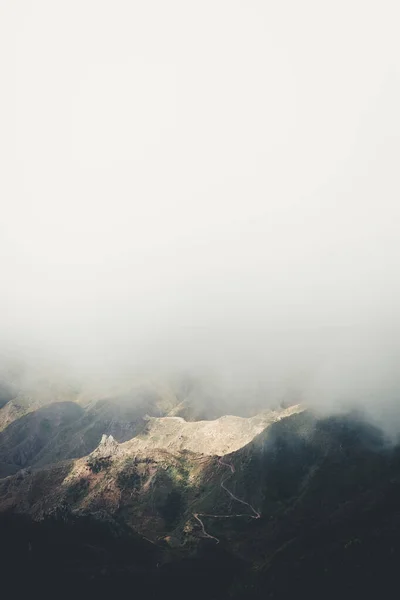 Plan Vertical Nuage Dessus Une Chaîne Montagnes — Photo