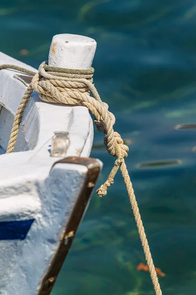 港の海の上の船に結びつけられた太いロープ — ストック写真