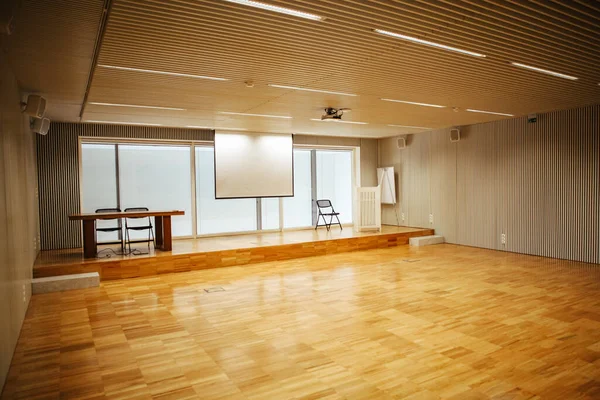 Una Sala Conferencias Iluminada Con Una Pizarra Blanca Espacio Para — Foto de Stock