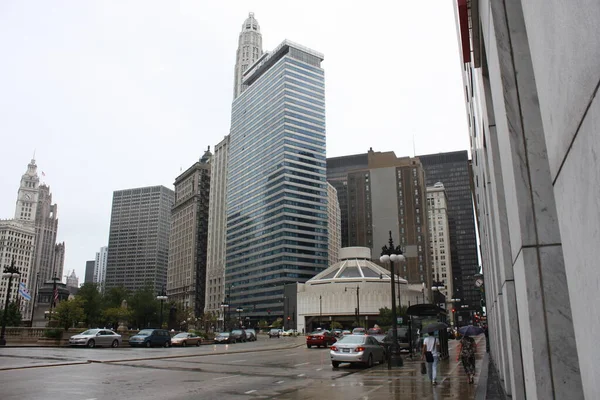雨の日にアメリカのシカゴの高層ビルに対する路上で車の交通のショット — ストック写真