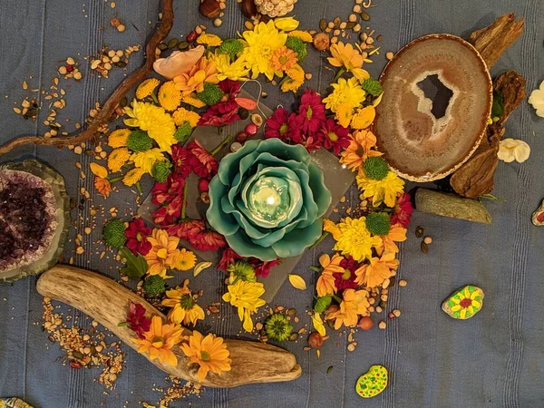 円の形で花の装飾のオーバーヘッドショット 姉妹のシンボル — ストック写真