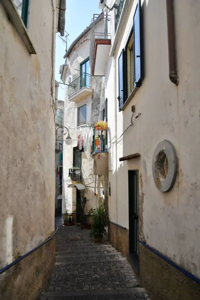 イタリアのヴィエトリ マーレ村のバルコニー ドアのある古い狭い通りの垂直ショット — ストック写真