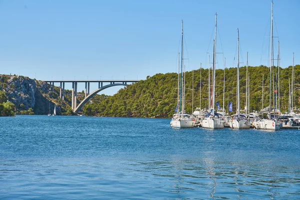 Los Veleros Puente Krka Sobre Río Croacia — Foto de Stock