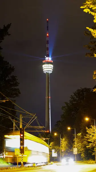 Eine Vertikale Aufnahme Des Beleuchteten Fernsehturms Bei Nacht — Stockfoto