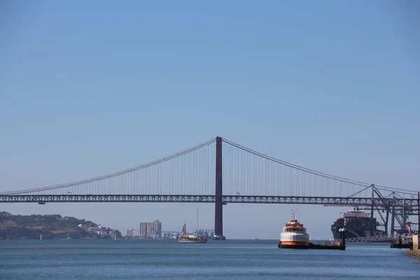 Lizbon Daki Nisan Asma Köprüsü Mavi Gökyüzünün Altında Gemileri Olan — Stok fotoğraf