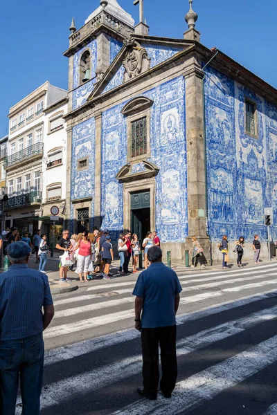 Εκκλησία Santa Catarina Πόρτο Πορτογαλία Άνθρωπος Διασχίζει Δρόμο Πλήθος Στην — Φωτογραφία Αρχείου