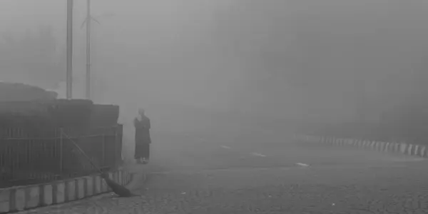 Homem Desaparecendo Uma Névoa Nevoeiro — Fotografia de Stock