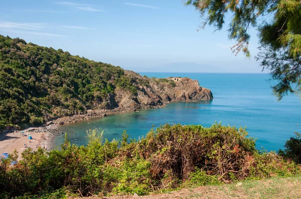 Ein Blick Auf Sonnigen Strand Und Klippen — Stockfoto