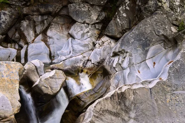 親密な風景 川のギャラリー川底のPsammite岩の周りを流れるの詳細 — ストック写真