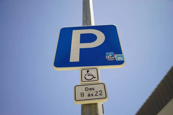 Zbliżenie Ujęcia Znaku Parkingu Drogowego Niebieskim Niebem Tle — Zdjęcie stockowe