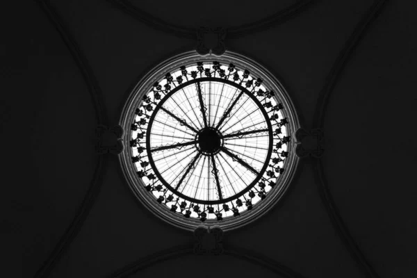 盐湖城一座宗教建筑玻璃穹顶的低角镜头 — 图库照片