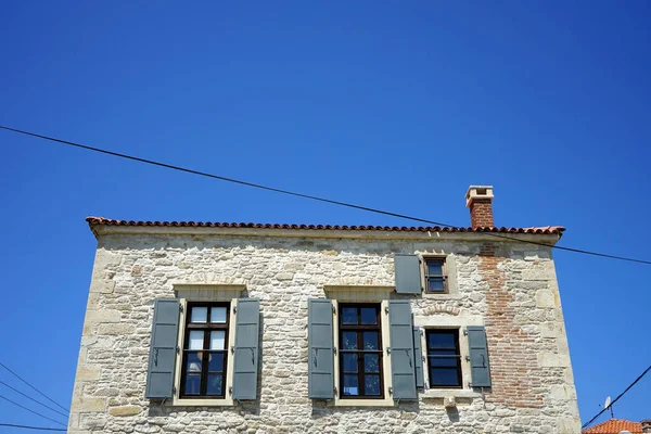 青い空の下でアナの古い家の高角度のショット — ストック写真