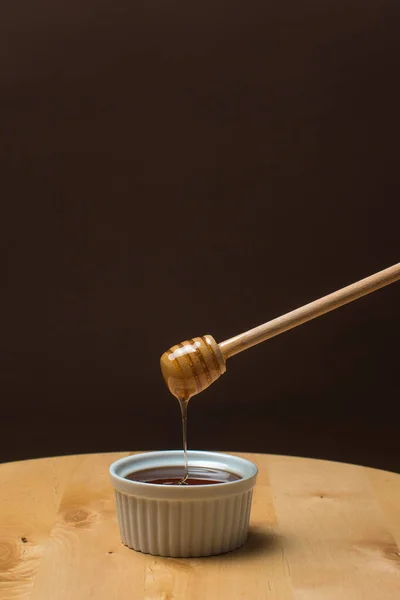 Een Hand Die Een Houten Lepel Vasthoudt Met Druppelende Honing — Stockfoto