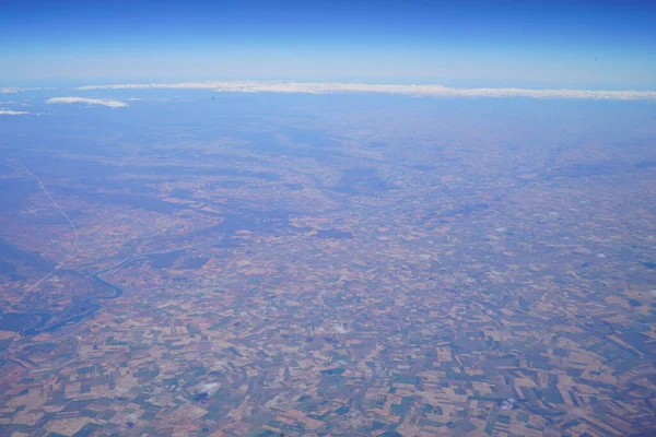 Ein Blick Aus Dem Flugzeugfenster Auf Bunte Grasflächen Unter Dem — Stockfoto