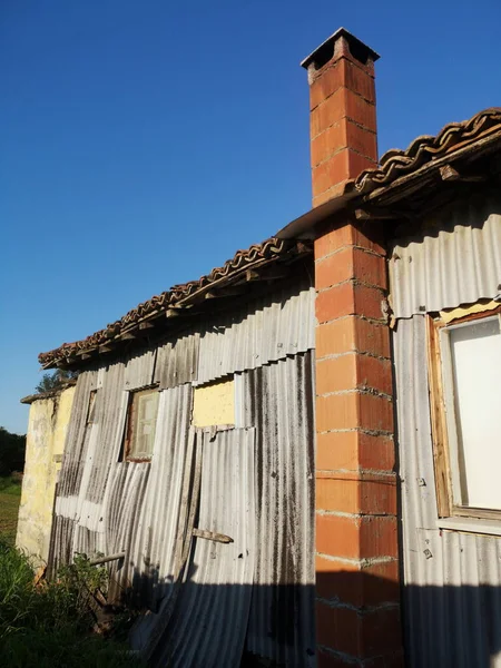 Plan Vertical Une Vieille Maison Avec Cheminée Brique Dans Village — Photo