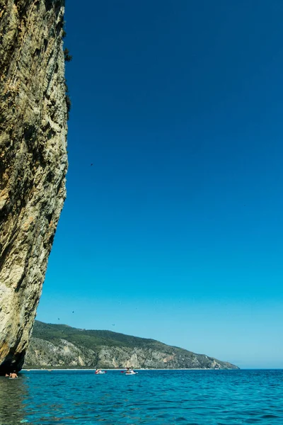 Een Prachtige Scène Van Blauw Water Rotsachtige Kliffen Onder Een — Stockfoto