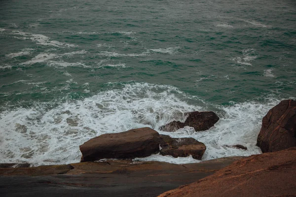 Beautiful Shot Waves Hitting Big Rocks — Stock Photo, Image