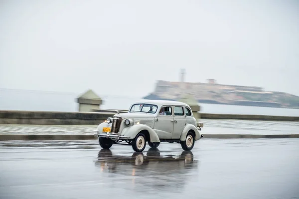 Car Moving Malecon Avenue Next Sea Habana Cuba — Stock Photo, Image