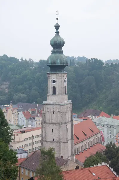 Pionowe Ujęcie Wieży Mieście Lasem Tle — Zdjęcie stockowe