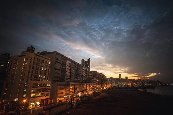 Osvětlené Budovy Pobřeží Při Malebném Západu Slunce — Stock fotografie