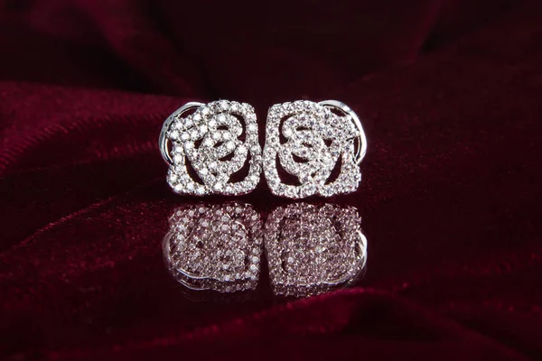 Eine Nahaufnahme Von Diamant Kamelienblüten Ohrringen Auf Einem Samtenen Stoffhintergrund — Stockfoto