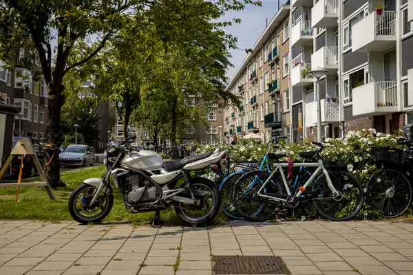 Vivienda Tipo Construcción Holandesa Del Siglo Pasado Con Bicicletas Estacionadas —  Fotos de Stock