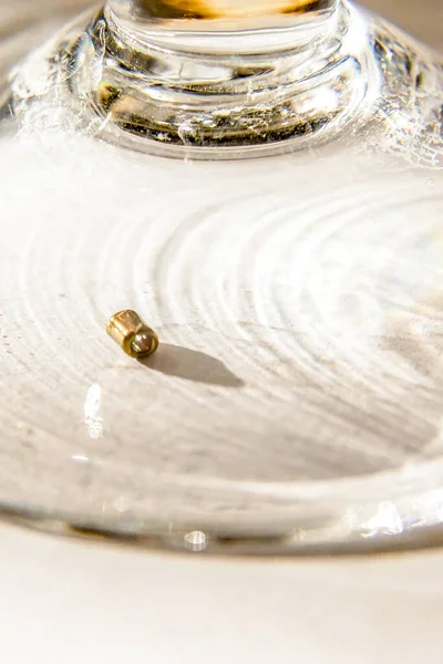 Sebuah Gambar Vertikal Dari Piring Gelas Atas Meja — Stok Foto
