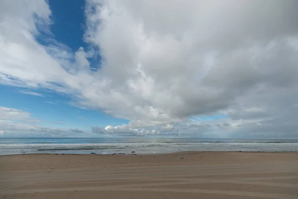Прекрасный Снимок Песчаного Пляжа Голубым Небом Массивными Облаками Дневное Время — стоковое фото