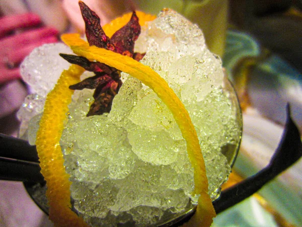Closeup Fancy Orange Saffron Cocktail Crushed Ice Nel Trendy Bar — Foto Stock