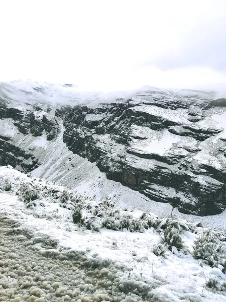Vertikální Záběr Zasněžených Skalnatých Hor Pod Hustými Mraky Cumbre — Stock fotografie