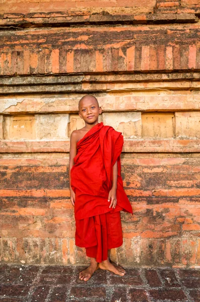 Ein Junger Glücklicher Junge Trägt Eine Rote Traditionelle Burmesische Kleidung — Stockfoto