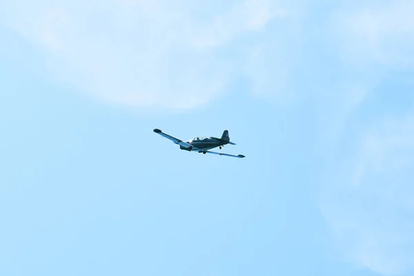 青い空の背景に軍用ジェットの低角度ショット — ストック写真
