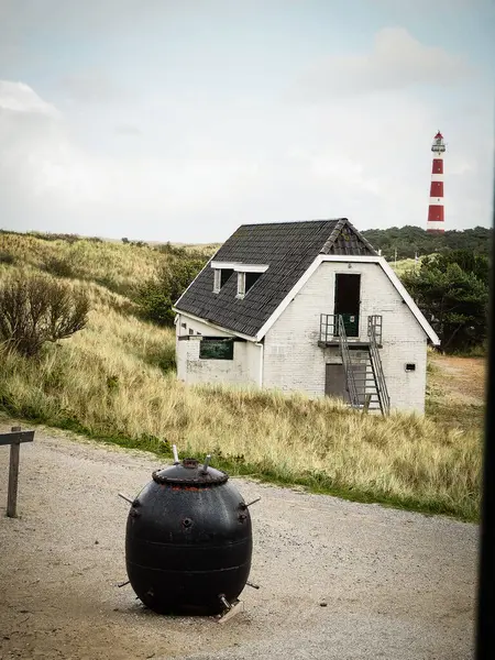 Eine Vertikale Aufnahme Einer Alten Hütte Den Hügeln Von Ameland — Stockfoto