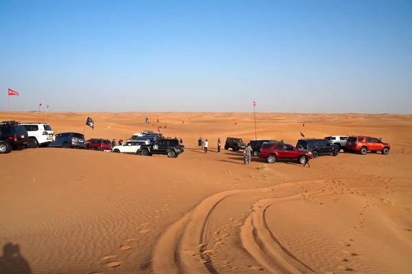 在Al Madam沙漠周围与阿联酋越野者一起进行脱险和沙丘撞击的镜头 — 图库照片