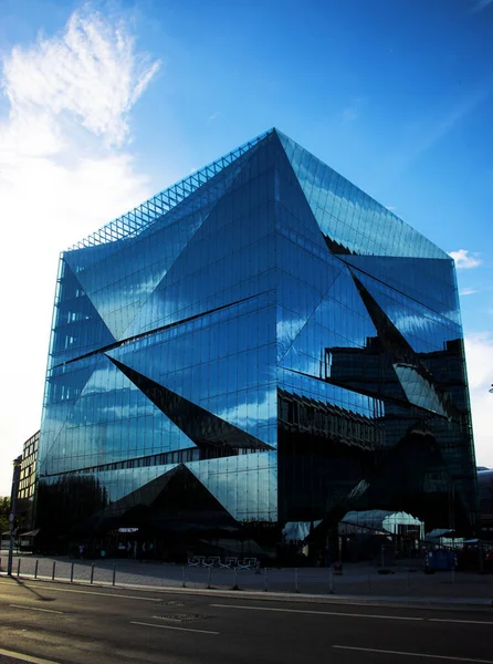 Una Vertical Moderno Edificio Abstracto Cristal Que Refleja Cielo Azul — Foto de Stock