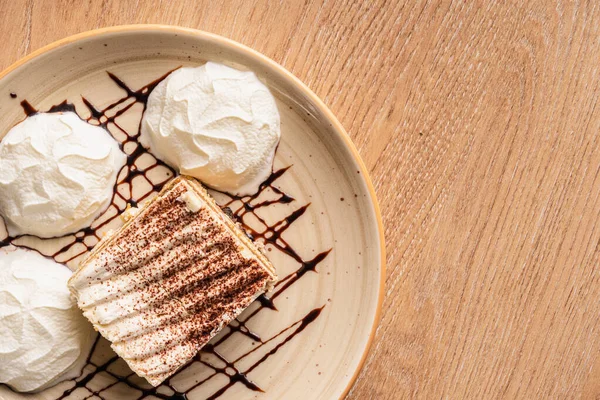 Close Delicioso Bolo Tiramisu Uma Mesa Madeira — Fotografia de Stock