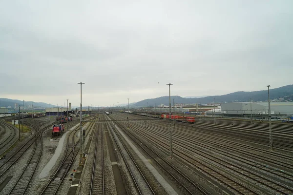 Eine Schöne Aufnahme Von Eisenbahnen Unter Dem Wolkenverhangenen Himmel — Stockfoto