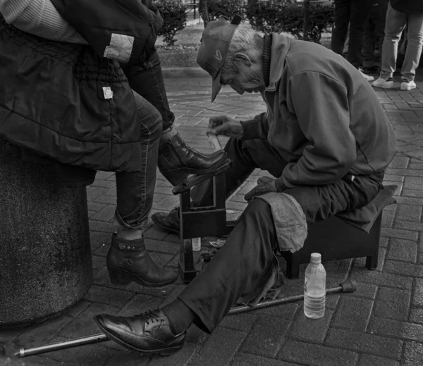 秘鲁利马美卡多中心外 一位老人正在擦亮女鞋的特写镜头 — 图库照片